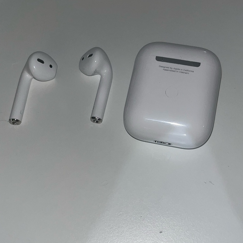 Apple AirPods White Wireless Headset with Charging Case